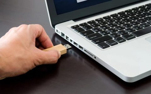 macOS：如何将 USB 闪存驱动器格式化为 FAT32