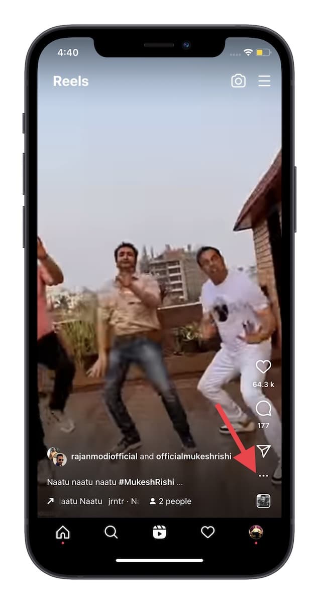 点击 Instagram Reels 右下角的三点图标按钮