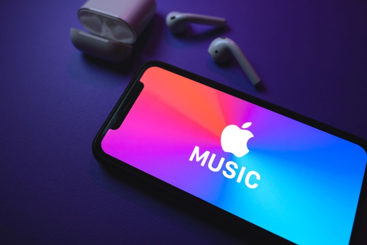 智能手机上的 Apple Music 标志。