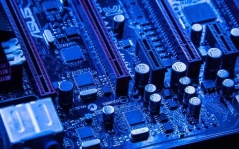 我需要多少个PCIe插槽？电脑应该有多少个PCI Express插槽