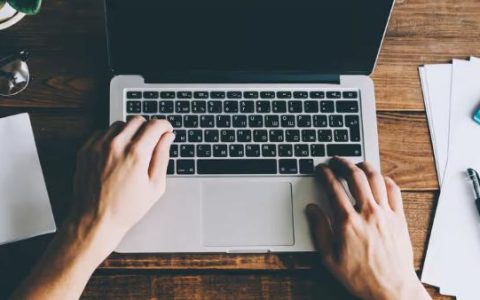 如何使用键盘关闭MacBook（苹果电脑关机快捷键）
