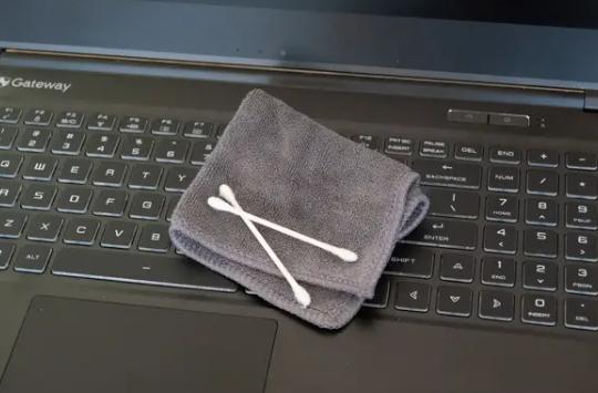 水洒在笔记本电脑上时该怎么办（键盘进水处理方法）