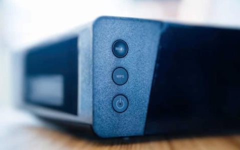 Netgear路由器上的WPS按钮在哪里？