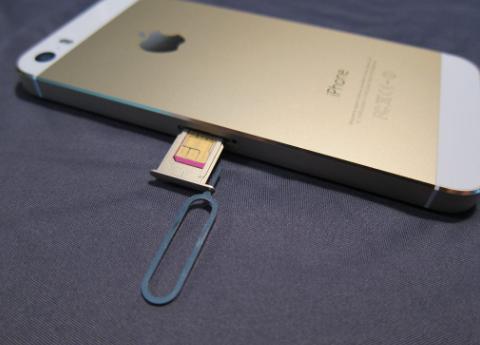 苹果手机怎样取SIM卡（iPhone取出SIM卡的简单方法）