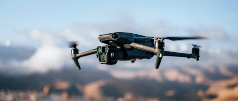 DJI Mavic 3 Pro无人机，大疆首款三摄无人机升空