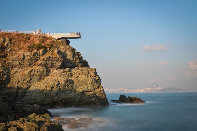 10 Terrifying Skywalks around the World-多听号